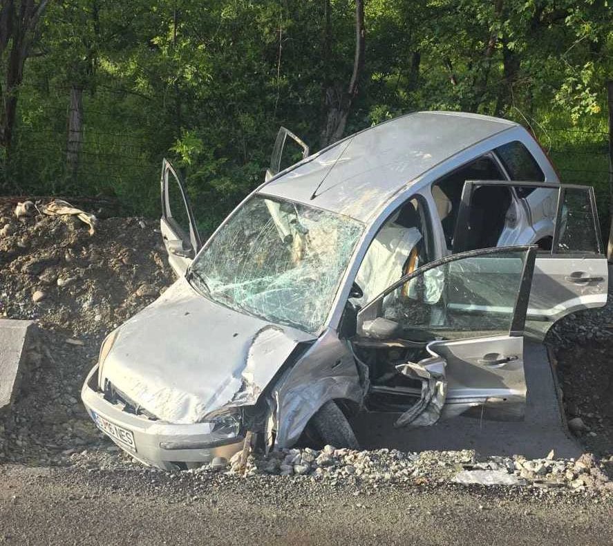 Accident mortal pe Transalpina: O femeie a murit, iar alte trei persoane au fost rănite după ce o mașină a lovit un parapet în zona lucrărilor