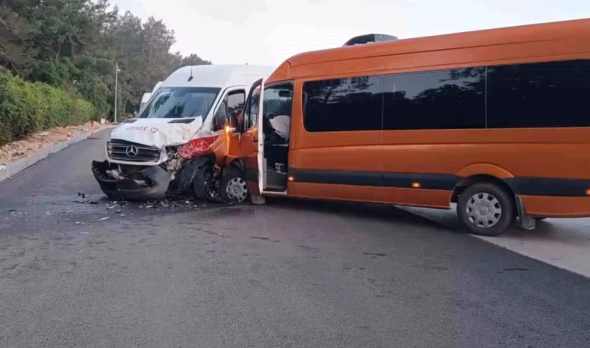 Șase români, răniți într-un accident cu microbuze turistice în Antalya. Impact violent între două vehicule pline cu turiști