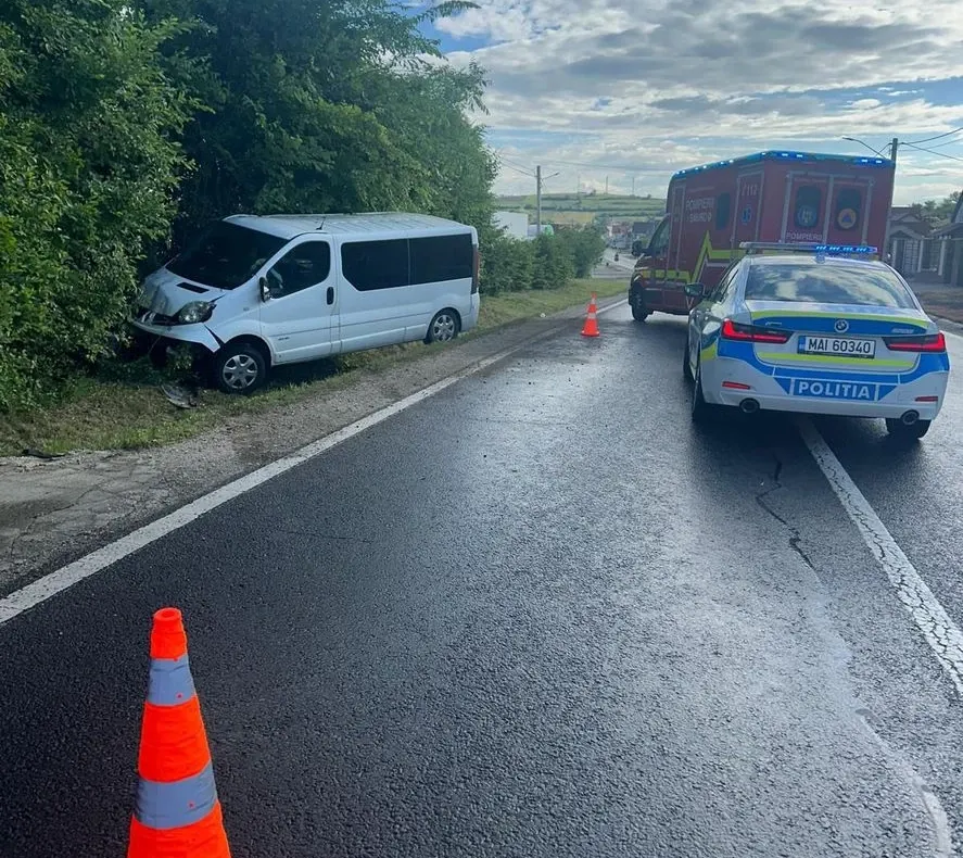 Microbuz ieșit de pe carosabil pe DN14, în județul Sibiu: cinci persoane, între care doi copii, la spital