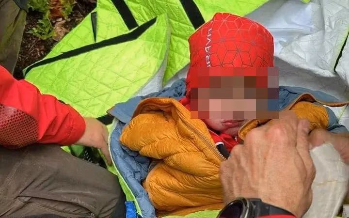 Copilul de 5 ani dispărut în Sibiu a fost găsit. Sute de oameni l-au căutat timp de 43 de ore - VIDEO