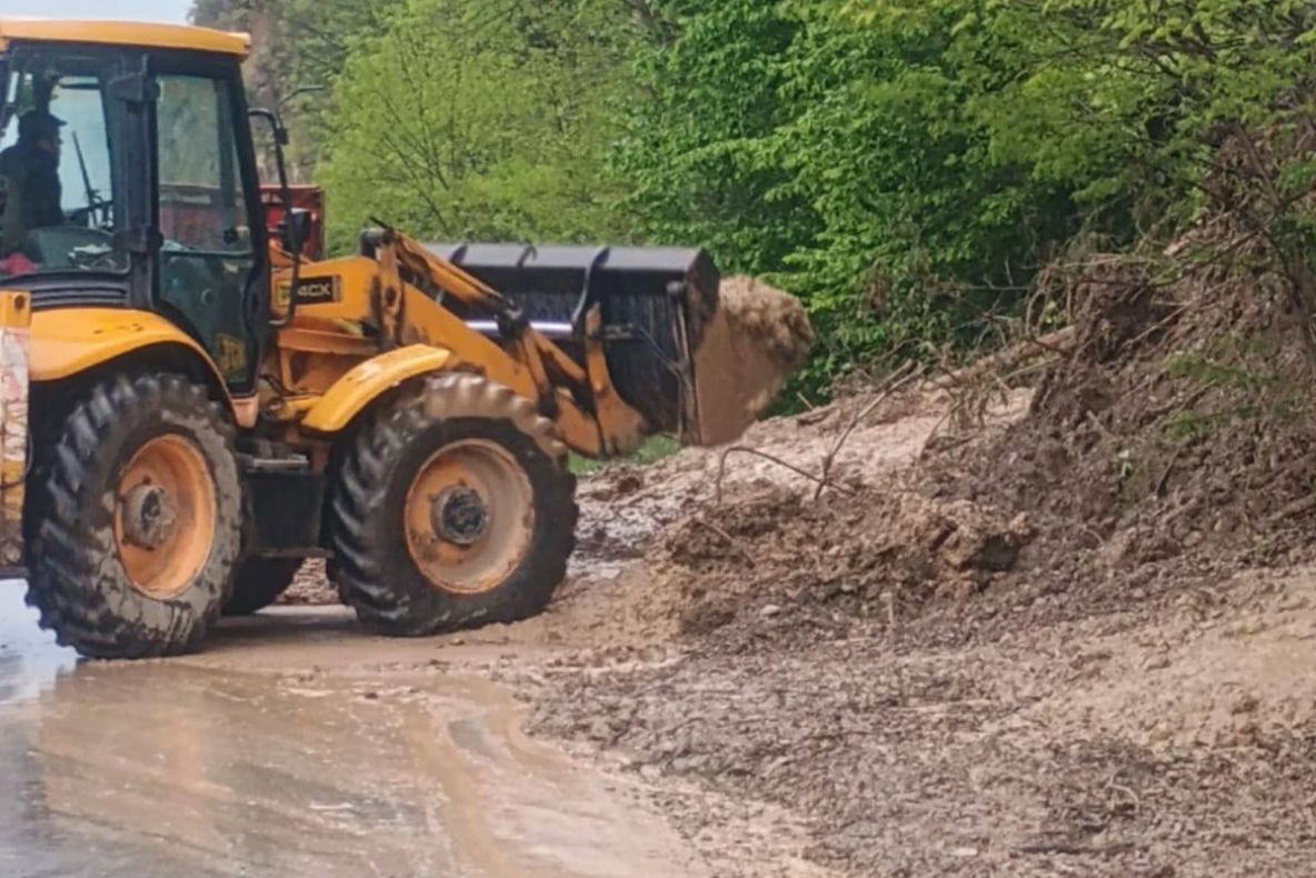 Alunecare de teren pe DN10, în județul Buzău: traficul spre Brașov, afectat - FOTO