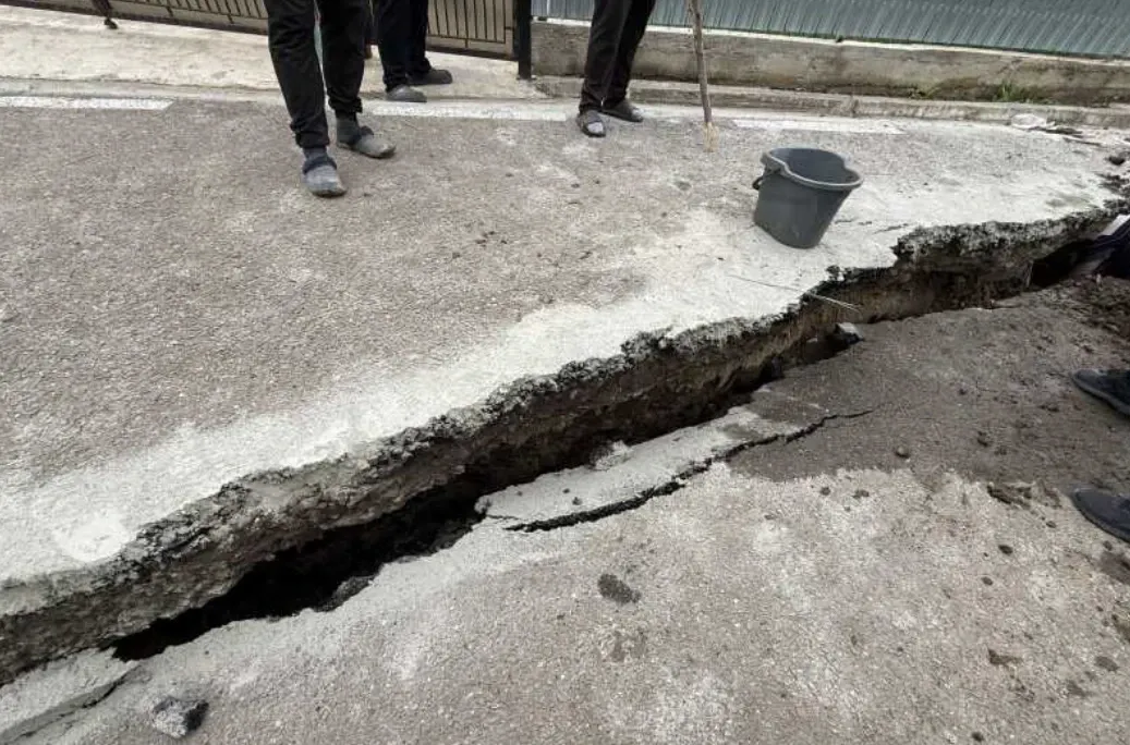 Alunecări de teren în Vaslui. Drumuri surpate, case izolate, un sat a rămas fără apă