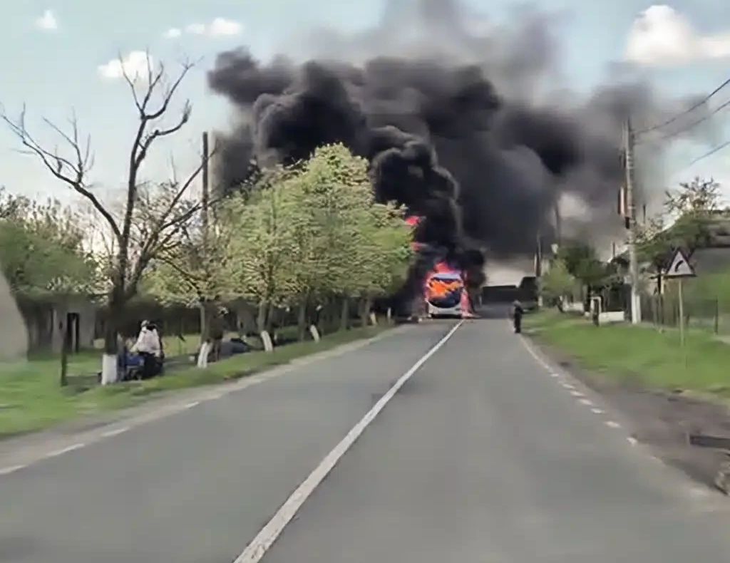 Tragedie evitată în Tulcea: un autocar cu 27 de pasageri a luat foc. Oamenii s-au salvat în ultima clipă