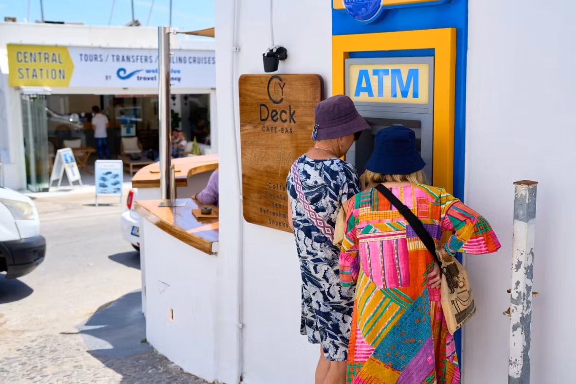 Grecia interzice plătile în numerar peste pragul de 500 de euro și impune amenizi severe
