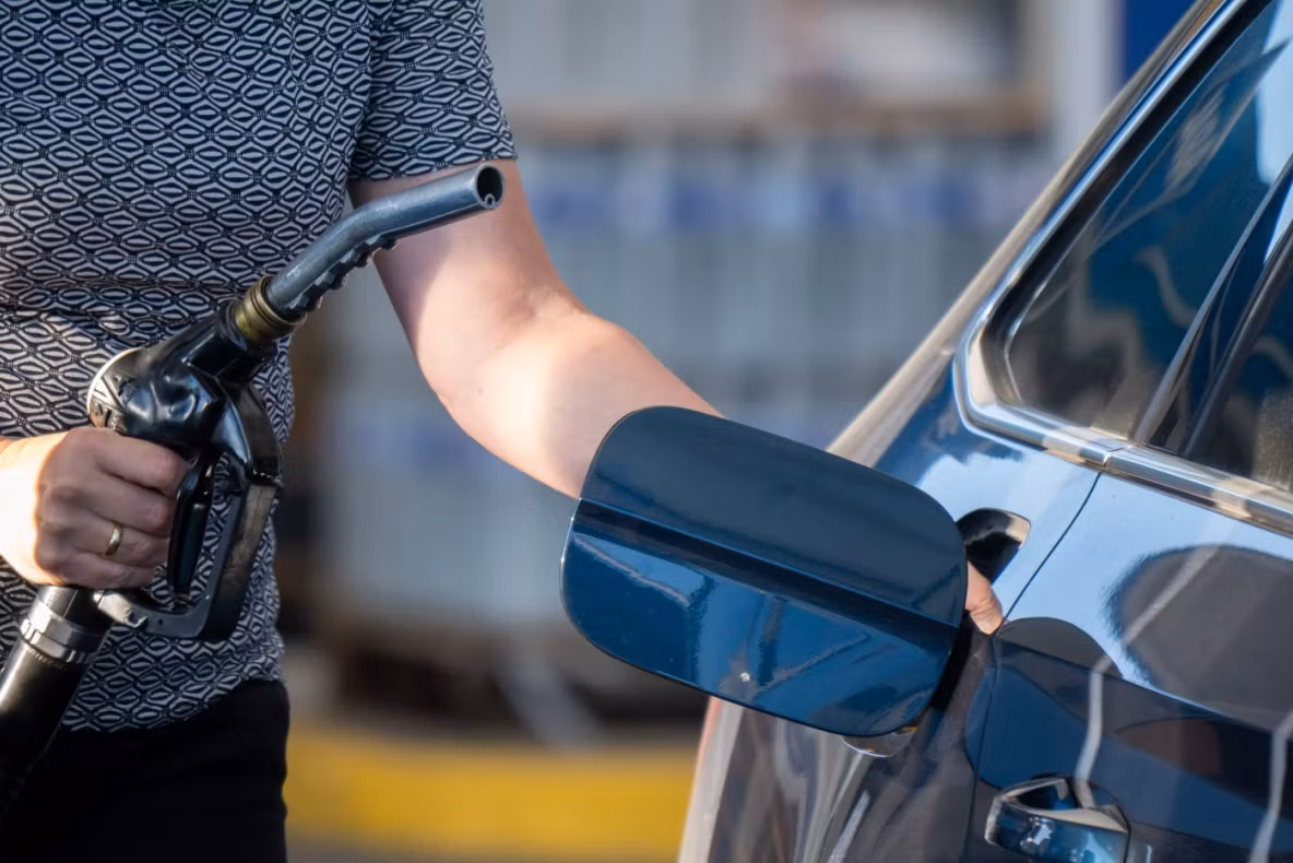 Țara din Europa unde șoferii dau buzna doar ca să facă plinul. „Turismul la pompă” explodează la granițe