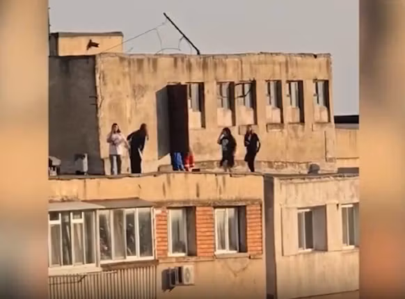 Joacă inconștientă printre tineri. Au sărit de pe un bloc pe altul