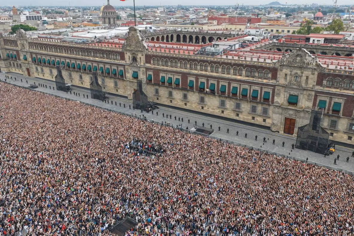 BTS, primire istorică în Mexic! Trupa K-pop întâmpinată de peste 50.000 de fani la Palatul Național: imagini uluitoare FOTO&VIDEO
