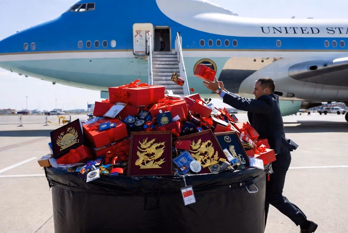Gest radical la Beijing. Motivul bizar pentru care oficialii americani au golit bagajele de suveniruri la plecarea din China