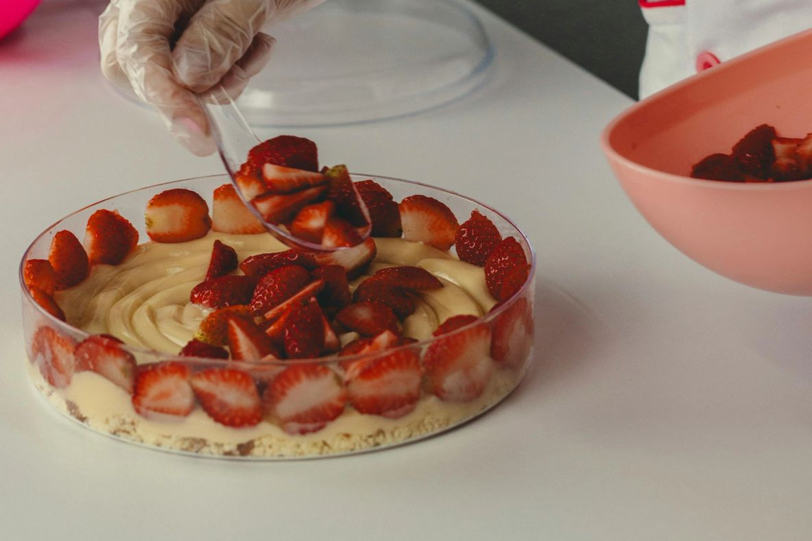 Rețeta celui mai bun desert de sezon: Prăjitură pufoasă cu căpsuni