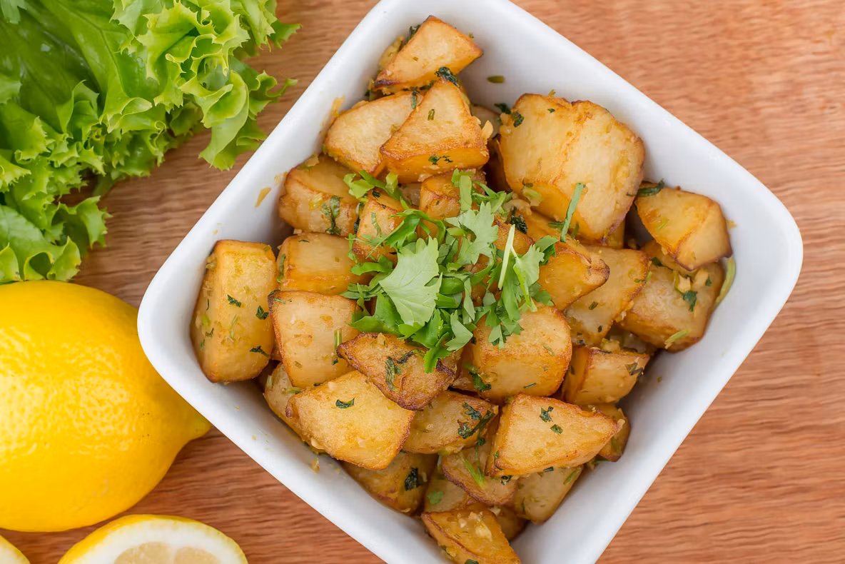 Cum să prepari cea mai gustoasă salată de cartofi noi. Rețeta pe care trebuie să o încerci