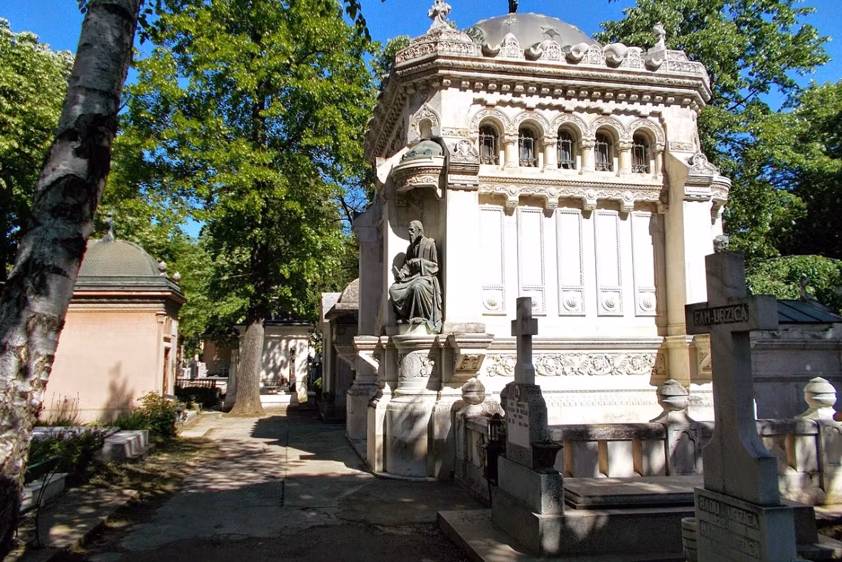 Doi tineri reținuți după ce ar fi dansat pe morminte în Cimitirul Bellu. Anchetă pentru profanare