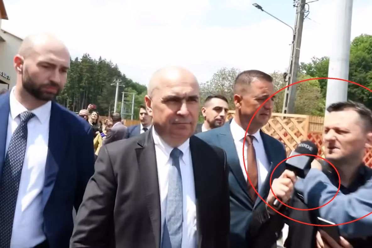 Jurnalist Realitatea Plus, împins de aghiotanții lui Ilie Bolojan pentru că a întrebat despre banii pe microbuzele din Bihor - VIDEO