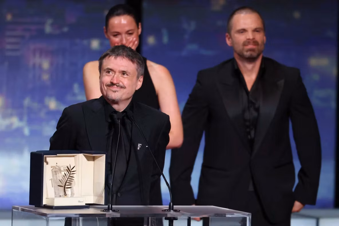 Cristian Mungiu a câștigat trofeul Palme d'Or la Cannes pentru filmul Fjord. Regizorul român intră în istoria cinematografiei european