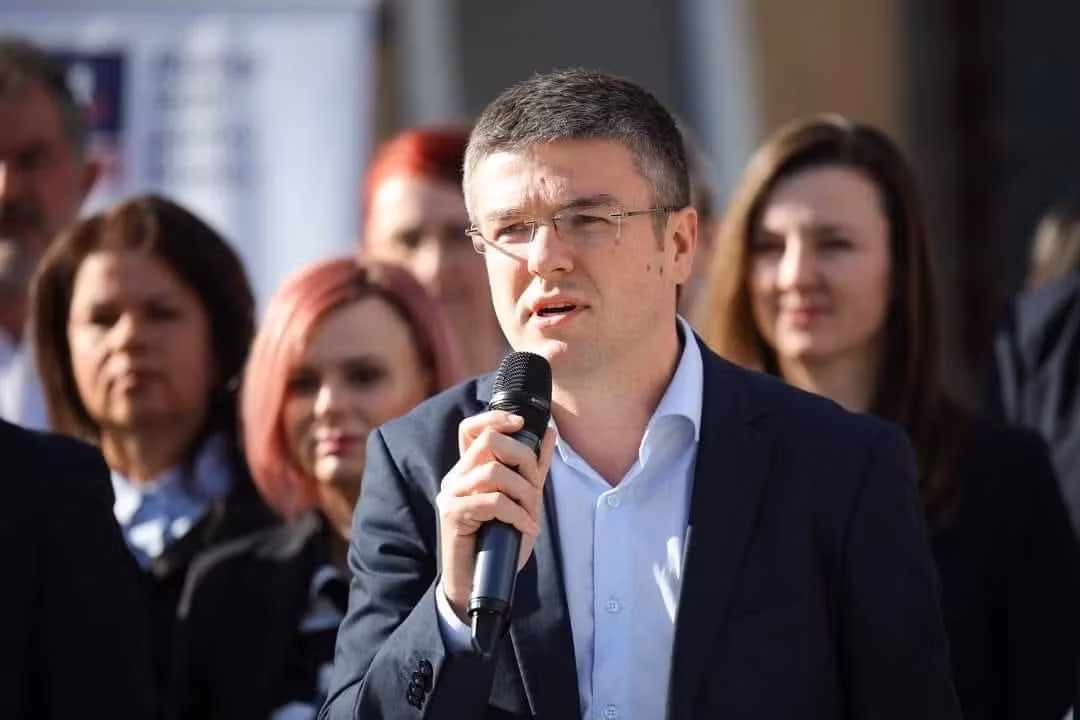 Ministrul Economiei îi sfătuiește pe români să nu își mai facă vacanțele în străinătate, ca să consume mai puțin combustibil