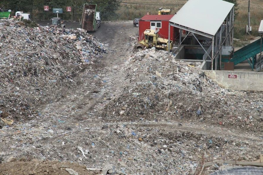  Dosar de mediu la Brașov. Două persoane, vizate pentru arestare preventivă după îngroparea ilegală a sute de tone de deșeuri din construcții