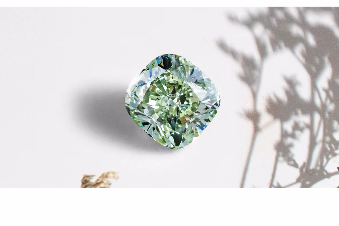 Un diamant albastru-verde rar, vândut la Geneva pentru o sumă record. Cu cât a fost cumpărată bijuteria