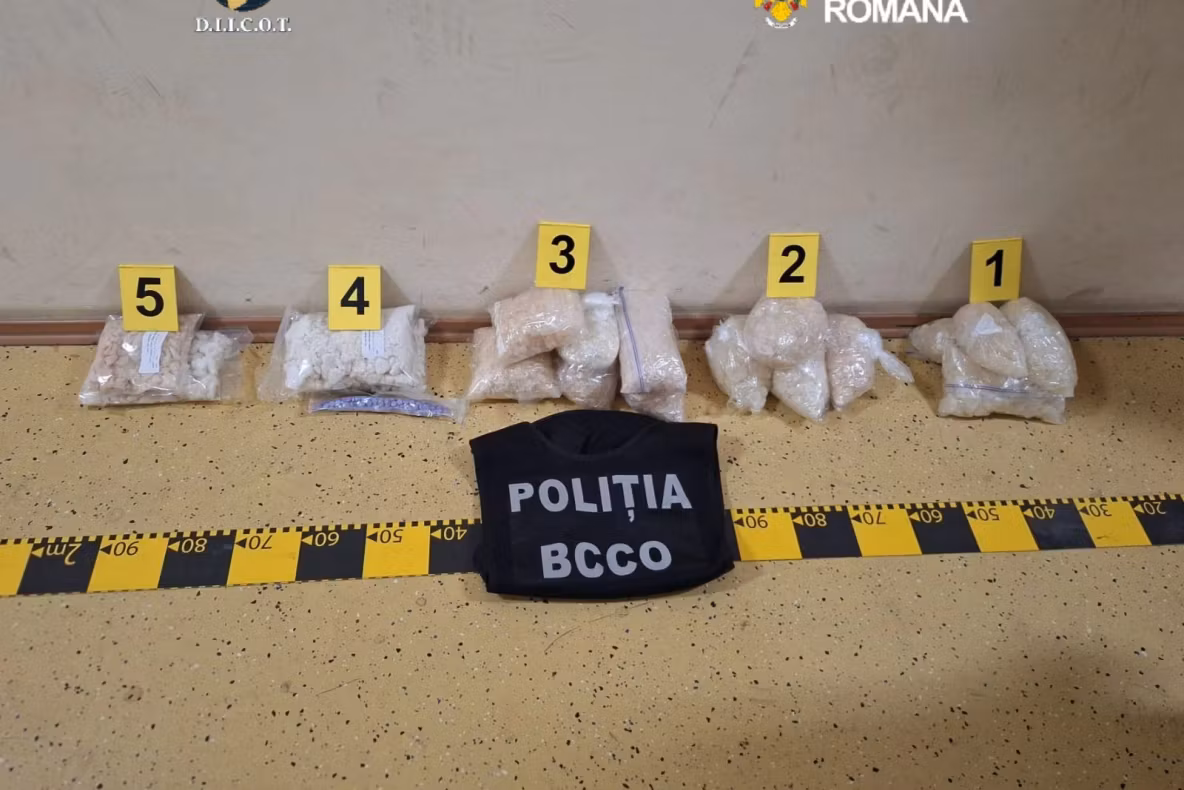 Trei membri ai aceleiași familii, reținuți de DIICOT Brăila pentru trafic internațional de droguri de mare risc: un minor, prins în flagrant