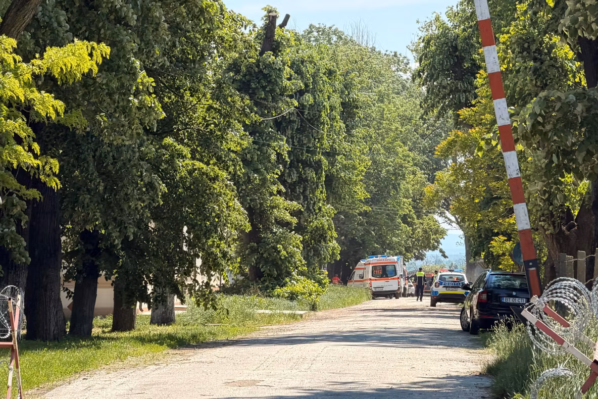 Explozie la o unitate militară din Botoșani. Mai multe persoane au fost grav rănite. Un om este inconștient