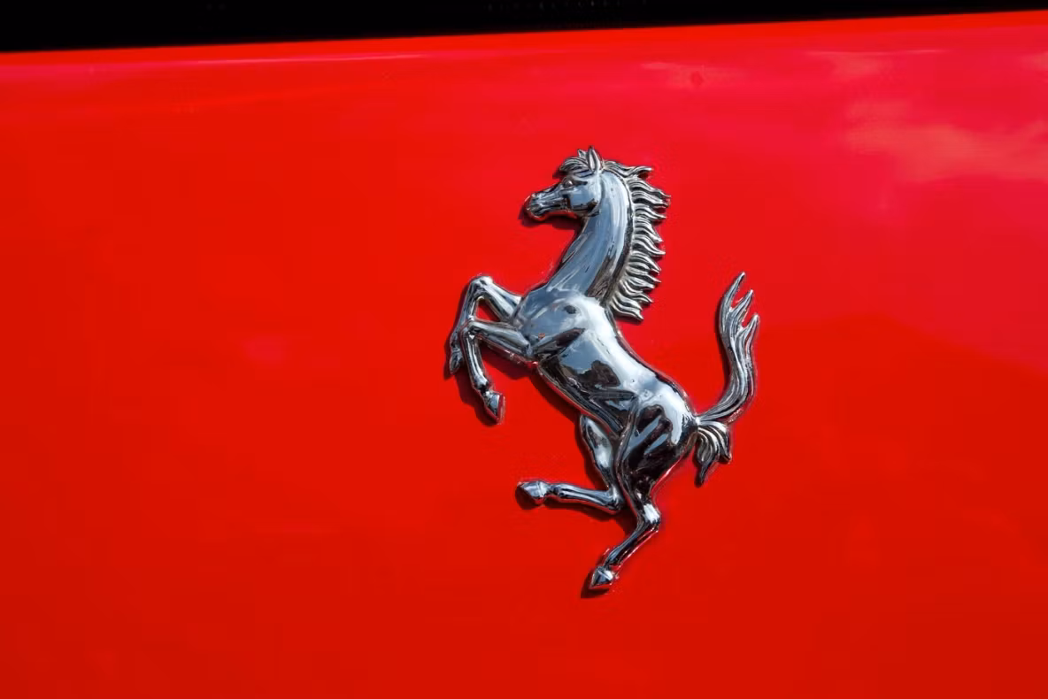 Ferrari rupe tradiția: primul său model electric vine cu un nume deosebit și cifre amețitoare