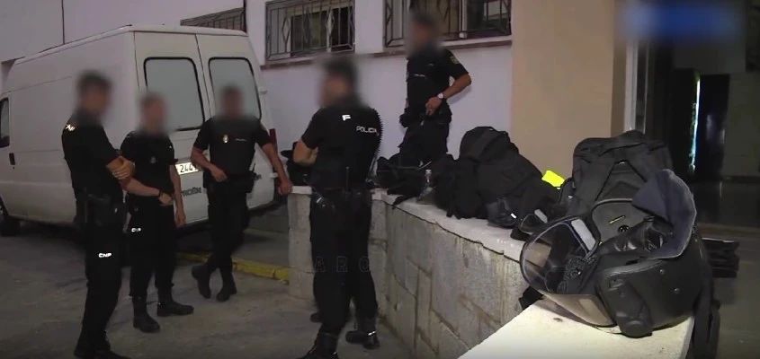Copilă de 2 ani, căzută de la etajul 11. Tatăl băuse și dormea