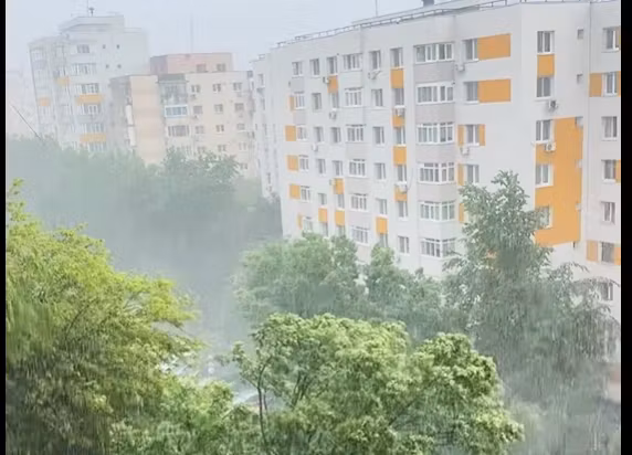 Bucureștiul, sub asediul furtunii. Cod galben de vânt peste jumătate din România. Meteorologii vin cu avertizări de ultimă oră