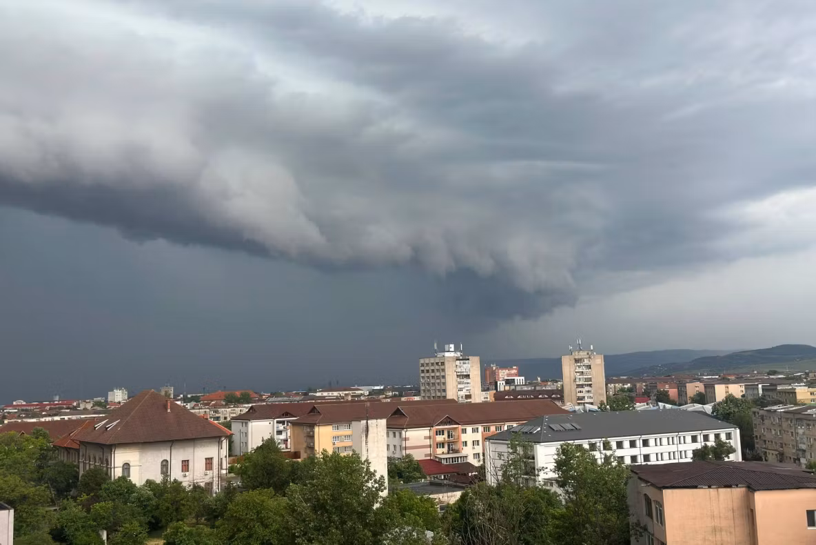 Cod portocaliu de vreme rea în 3 județe din țară. ANM: în sudul țării sunt averse puternice și rafale de vânt