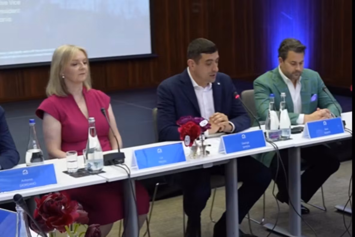 George Simion, umăr la umăr cu fostul premier britanic Liz Truss. Mesaj puternic pentru români -VIDEO