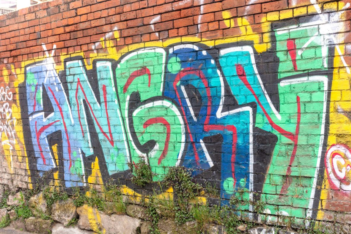 Doi adolescenți, amendați cu câte 1.500 de lei după ce au făcut graffiti în Parcul Arheologic din Constanța