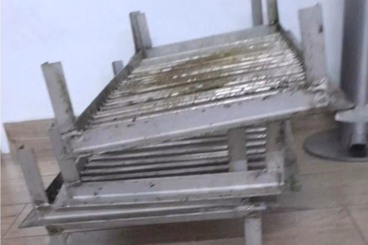 Fântână arteziană vandalizată în Râmnicu Vâlcea. Două persoane au fost prinse în timp ce furau mai multe grătare metalice 