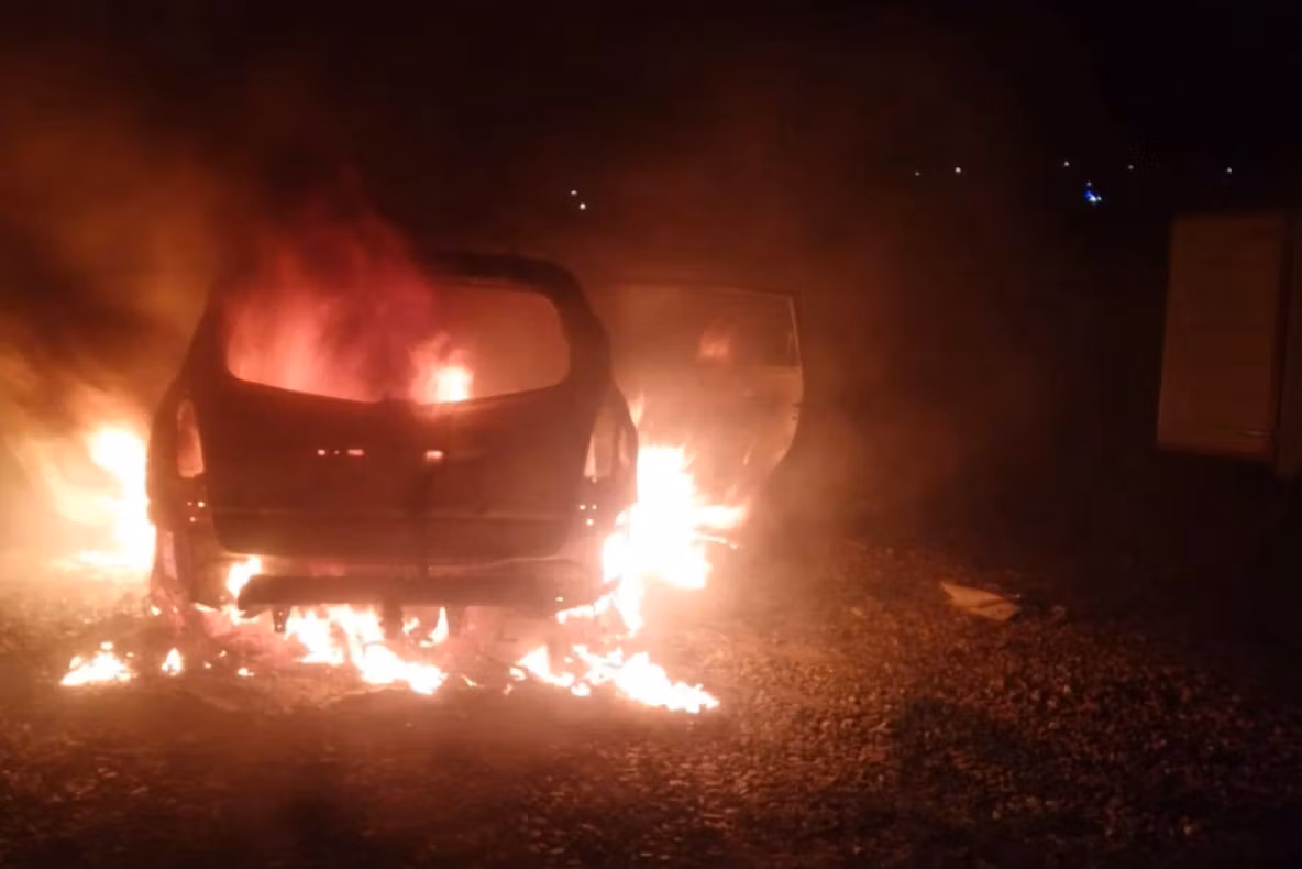 Mașină distrusă de flăcări. Pompierii au intervenit de urgență în timpul nopții
