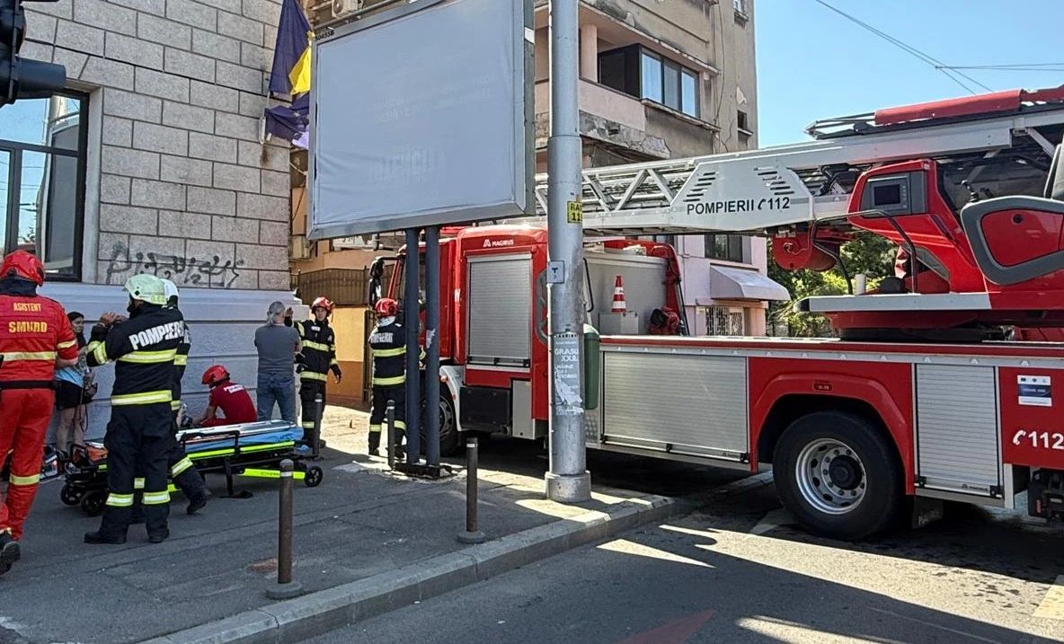 Incendiu în București: o persoană a fost găsită inconștientă, după ce un apartament de la ultimul etaj a luat foc