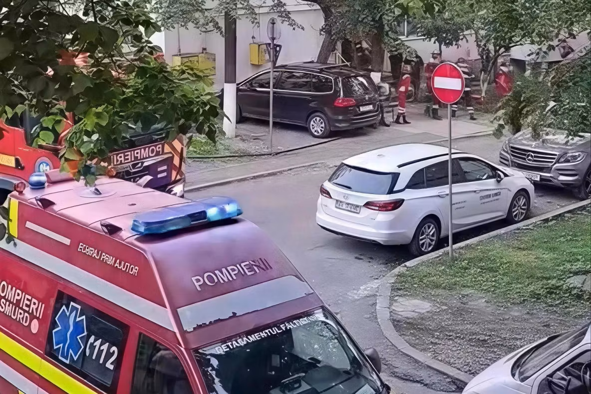 Incendiu într-un apartament din Suceava. Un bărbat de 60 de ani a ajuns la spital cu arsuri