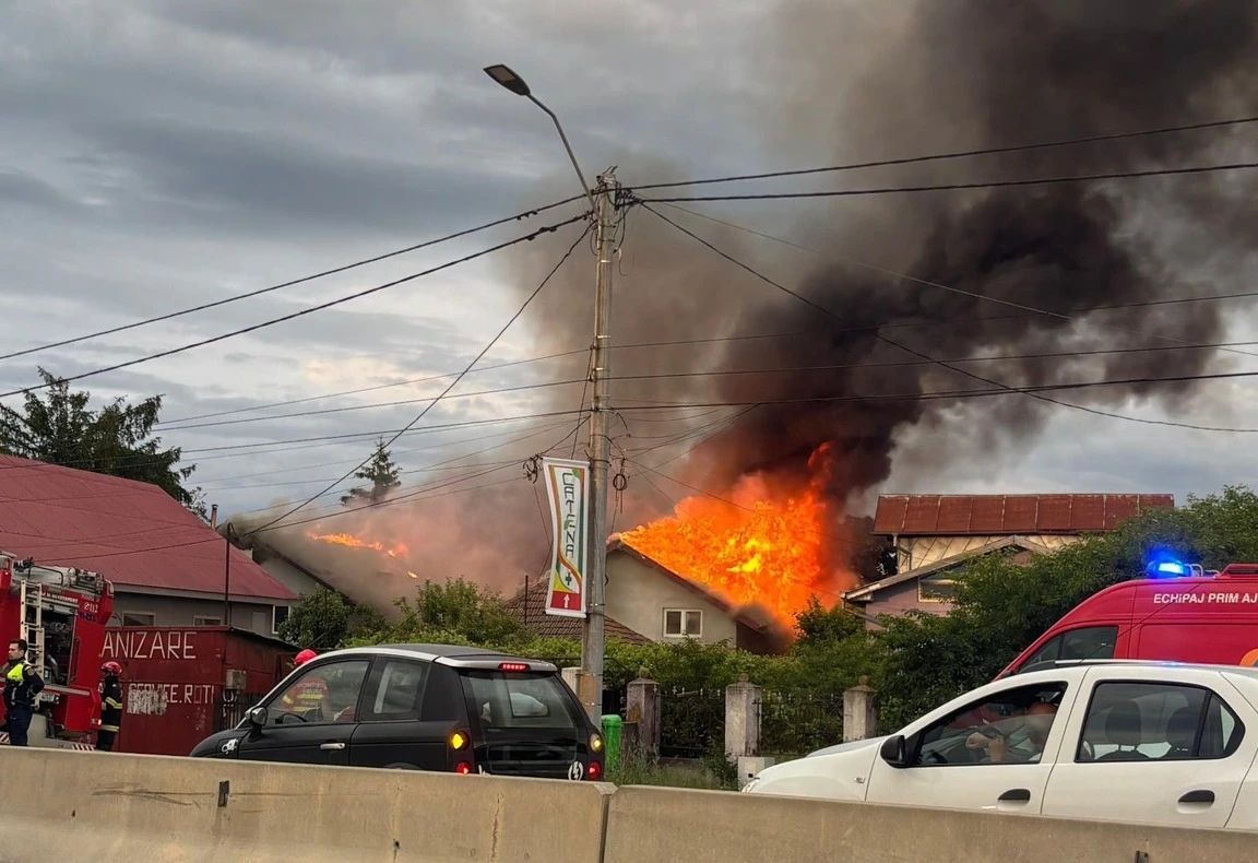 Incendiu violent la Săftica. Pompierii intervin, trafic îngreunat spre Ploiești - FOTO