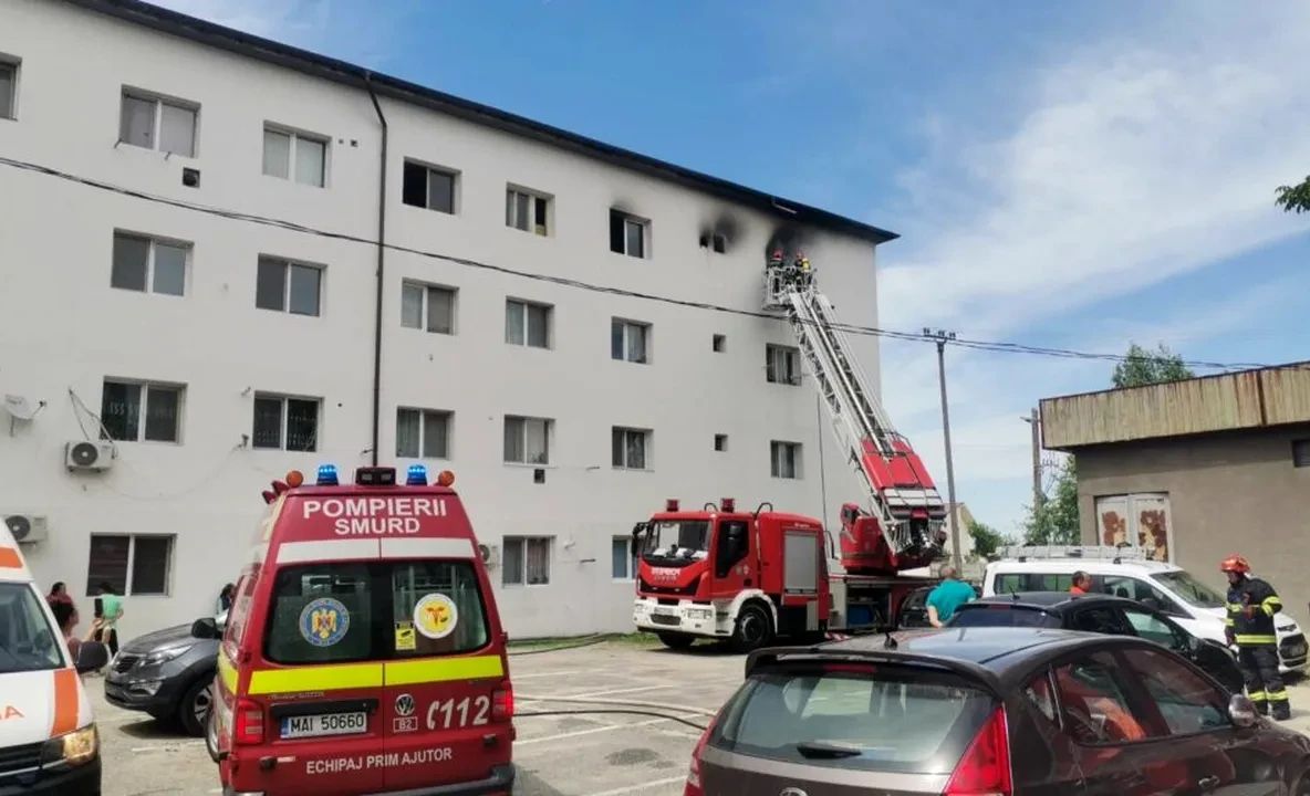 O garsonieră din Balș a ars complet: pompierii din două orașe au intervenit de urgență. Copiii s-au jucat cu focul