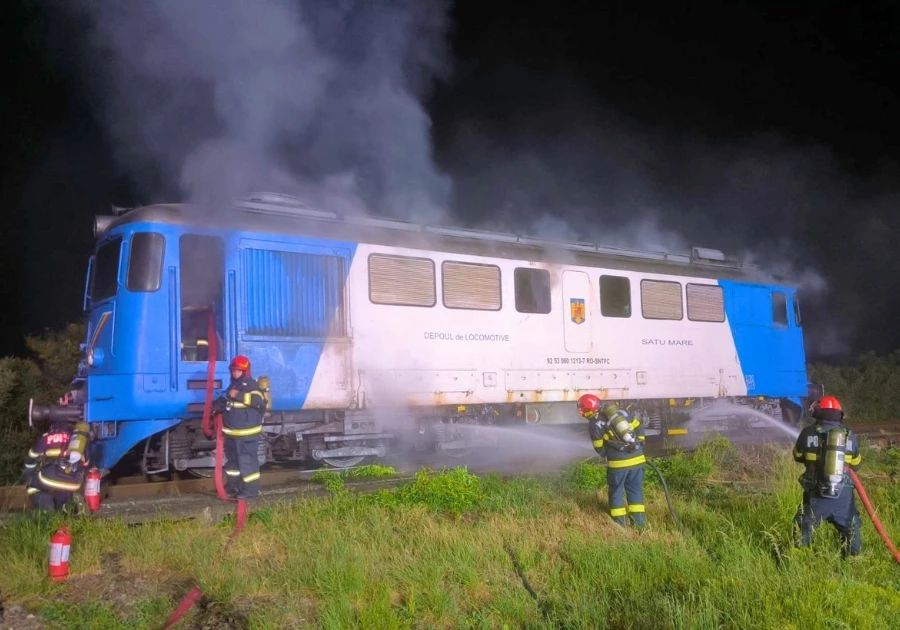 Locomotiva unui tren de pasageri a luat foc în Bihor. Pompierii au intervenit de urgență