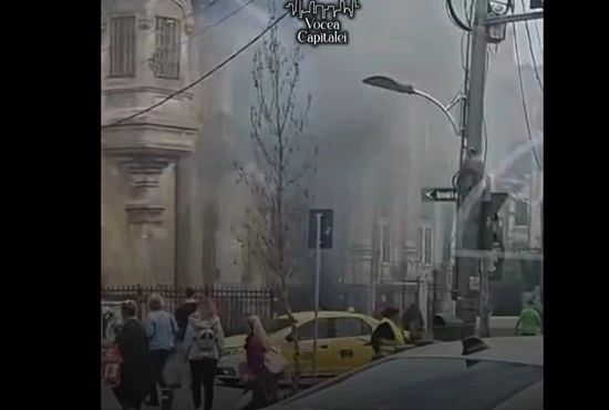 Panicǎ în centrul Capitalei după un incendiu la cablurile electrice, în Piața Romană. Traficul, dat peste cap VIDEO
