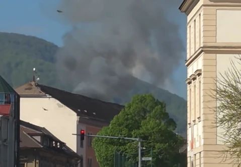Incendiu puternic în centrul Brașovului. Patru persoane s-au evacuat în ultimul moment