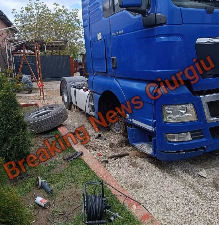 Bărbat rănit grav în Mihăilești, după ce capul tractor al unui TIR s-a prăbușit peste el: a intervenit elicopterul SMURD