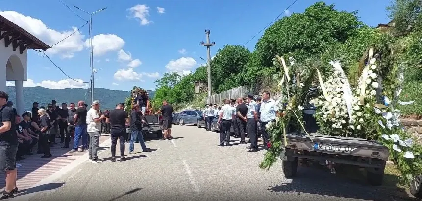 Pompierul mort în accident, condus pe ultimul drum