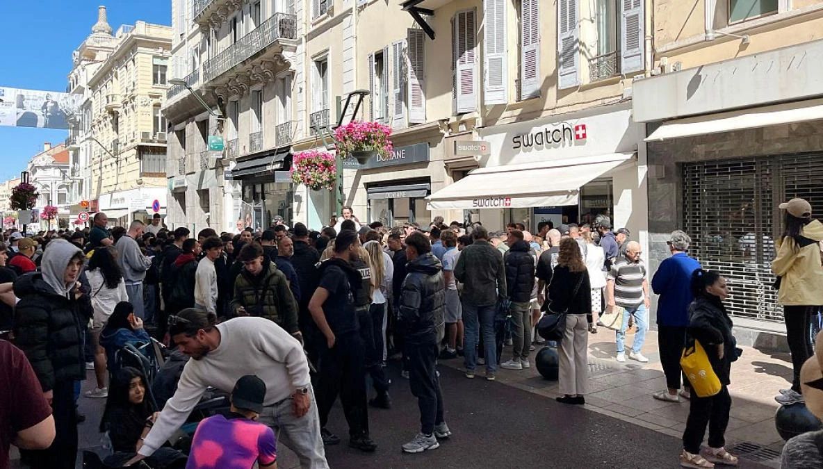 Isterie mondială din cauza noului ceas Swatch: oamenii au stat la cozi zile întregi iar poliția a închis mai multe magazine din cauza violenței - VIDEO