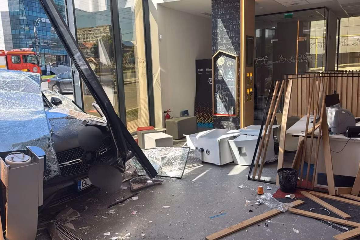 Accident bizar în Galați. O șoferiță de 71 de ani a intrat cu mașina direct într-un bancomat, rănind o femeie FOTO