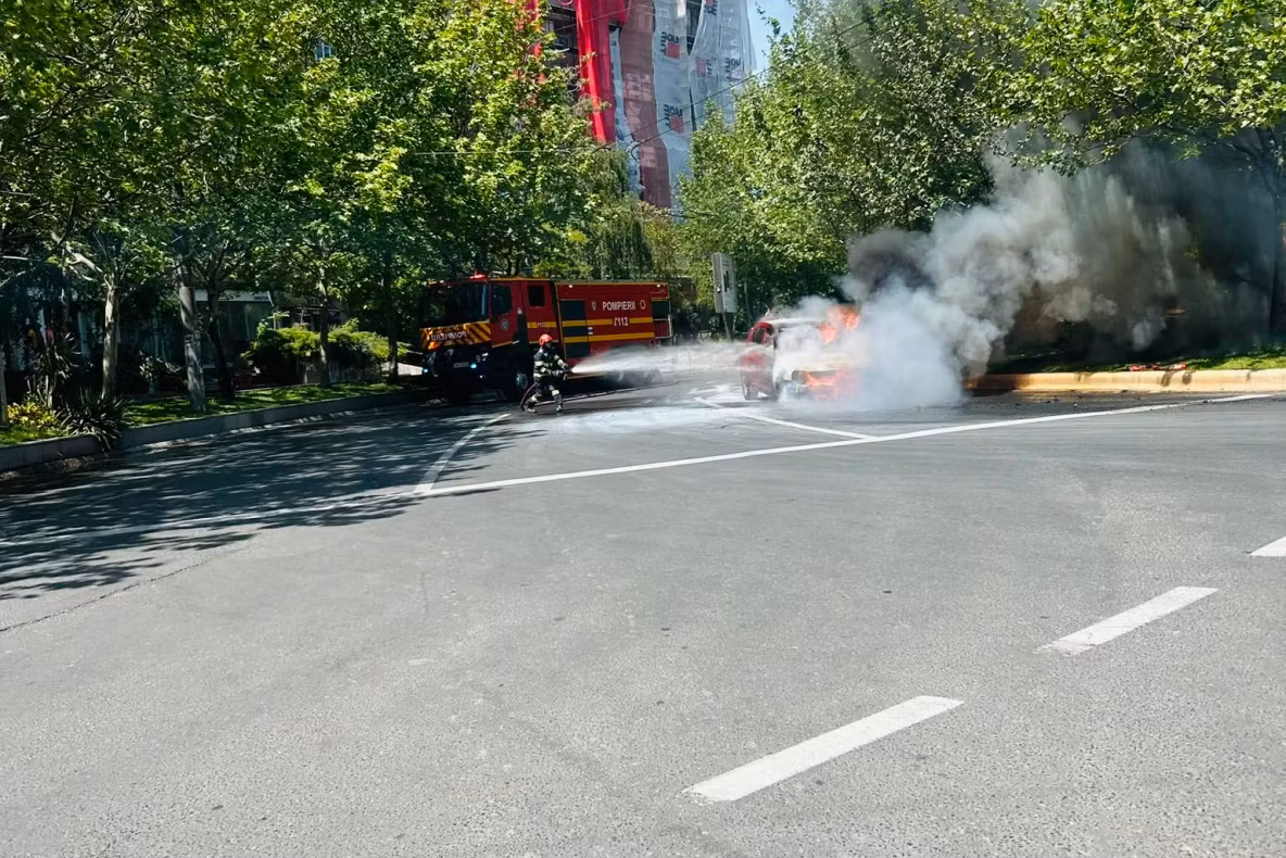  Mașină cuprinsă de flăcări în rondul Baba Novac din București. Trafic blocat în zonă