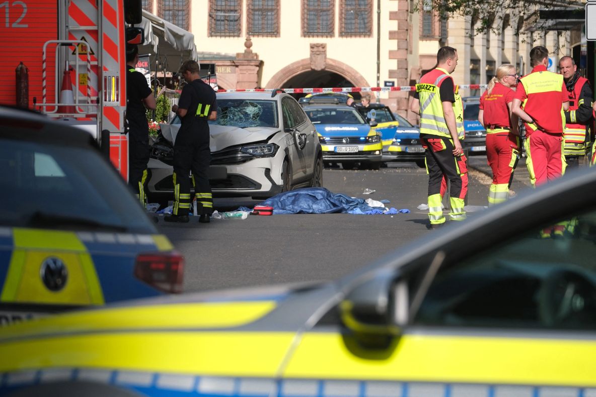 O mașină a intrat într-o mulțime în centrul orașului Leipzig. Cel puțin două persoane au murit, mai multe sunt rănite grav - FOTO/VIDEO
