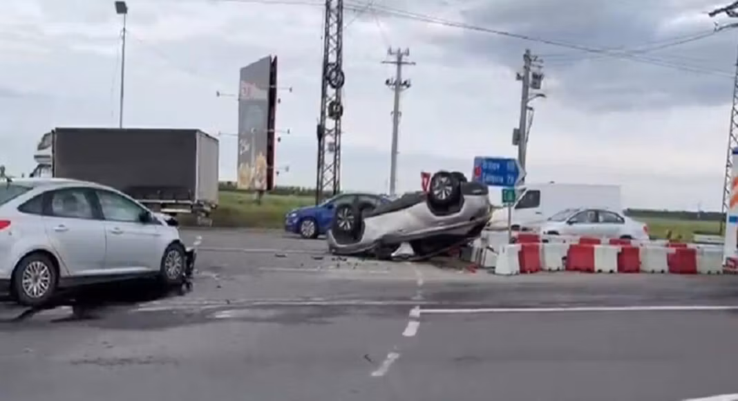 Accident spectaculos pe DN1, în Prahova: o mașină s-a răsturnat în sensul giratoriu - FOTO