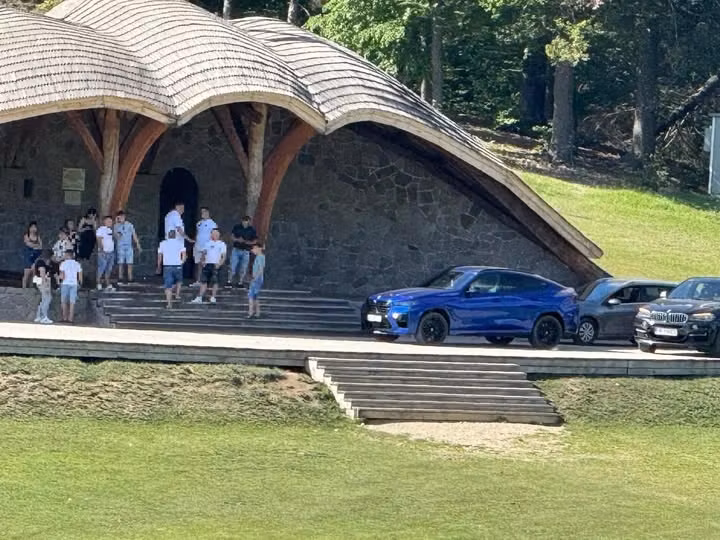 Imagini revoltătoare la Șumuleu-Ciuc: mașini parcate pe scena altarului în aer liber. Trei persoane, cercetate de poliție