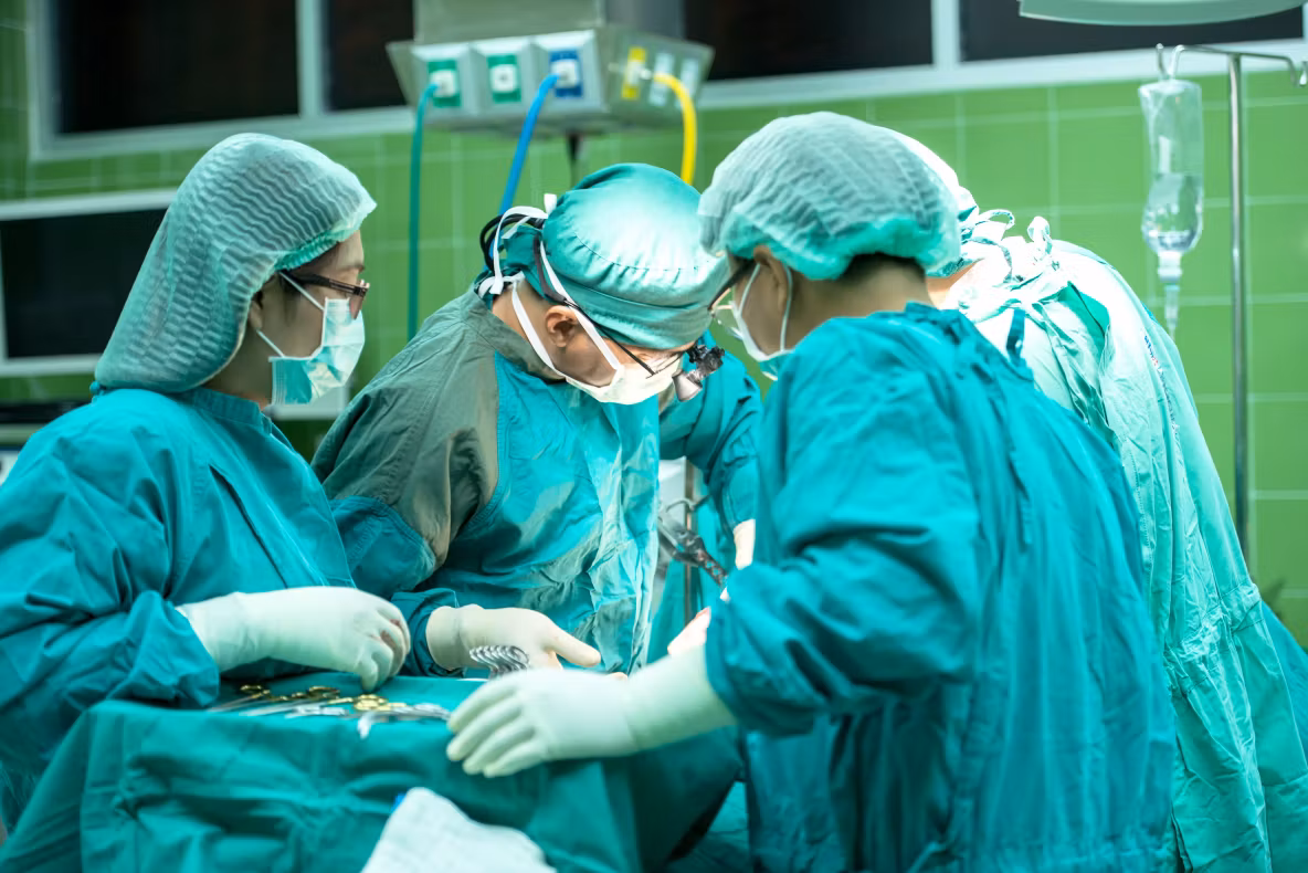 Scandal uriaș la Spitalul Municipal Câmpulung Moldovenesc! Doi medici, reținuți pentru luare de mită