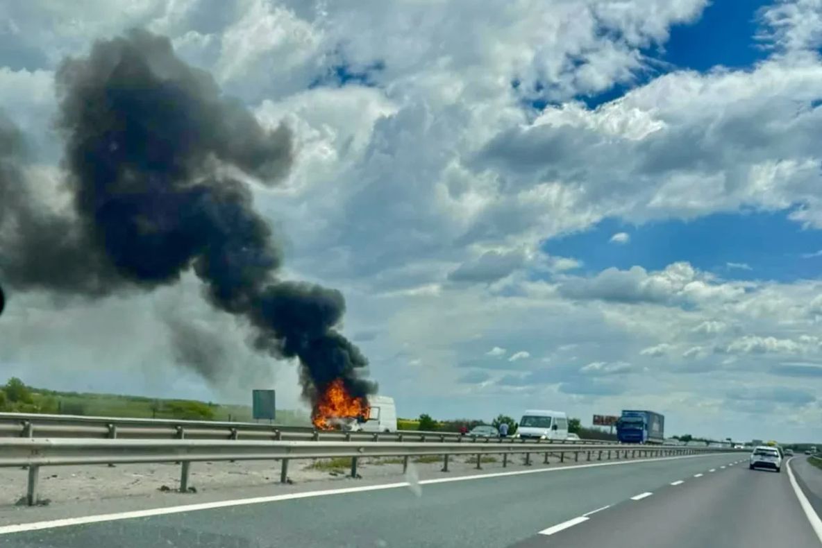Un microbuz a luat foc în mers pe A1. Traficul spre Pitești este complet blocat din cauza degajărilor mari de fum - VIDEO