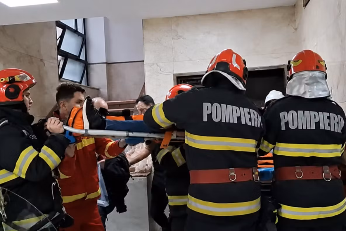 Incident grav la Ministerul Transporturilor: un lift cu șase persoane s-a prăbușit. Trei oameni, transportați la spital