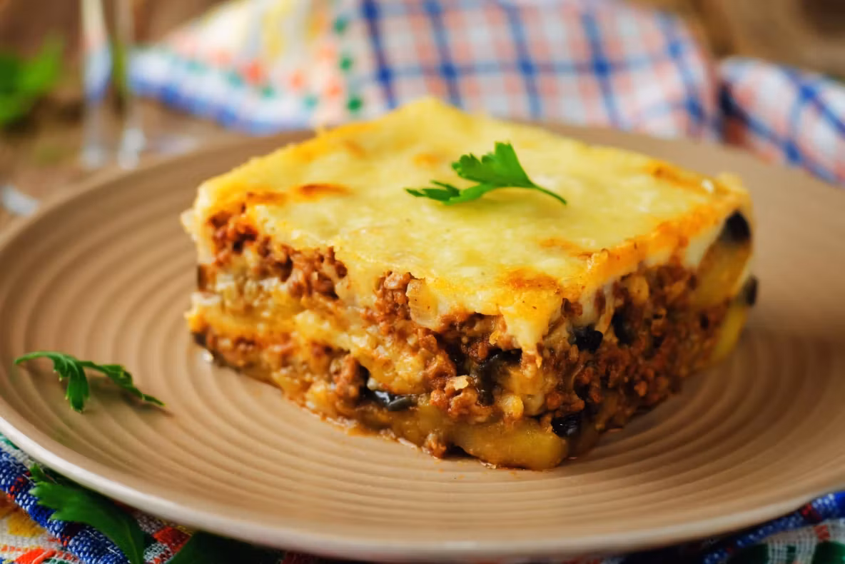 Musaca de vită cu legume la cuptor. Rețeta perfectă pentru o masă savuroasă și consistentă în familie