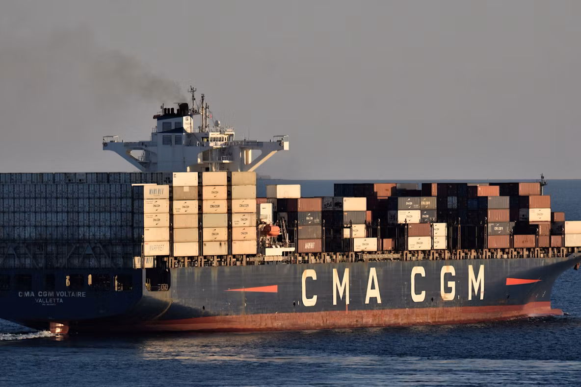 Incident în Strâmtoarea Ormuz! O navă a companiei CMA CGM a fost atacată: mai mulți marinari răniţi